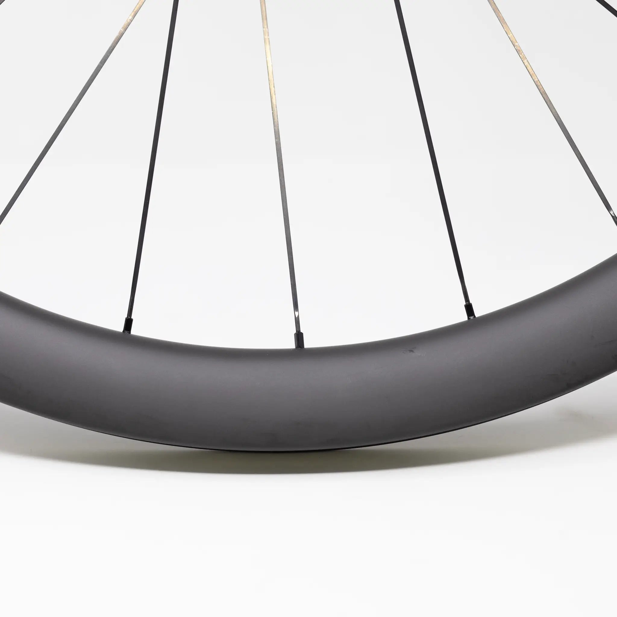 Roue complète Reserve 42|49 Turbulent Aero CL DT 350 HG11 (défaut esthétique)