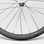Roue complète Reserve 42|49 Turbulent Aero CL DT 350 HG11 (défaut esthétique)