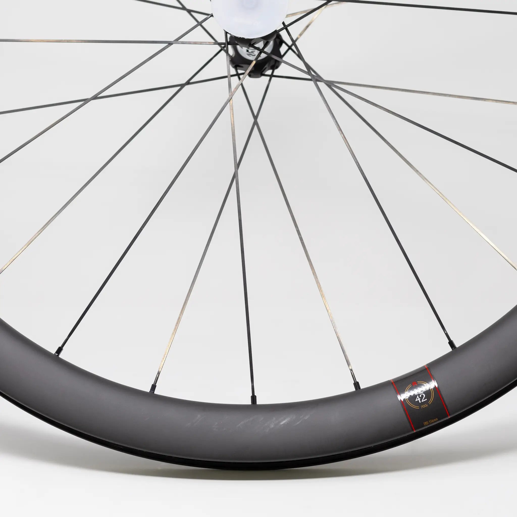 Roue complète Reserve 42|49 Turbulent Aero CL DT 350 HG11 (défaut esthétique)